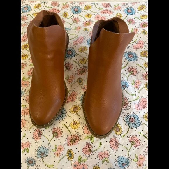 💥Universal Thread Shoe Slip On Ankle Boot Size: 5 1/2 W - Picture 3 of 7